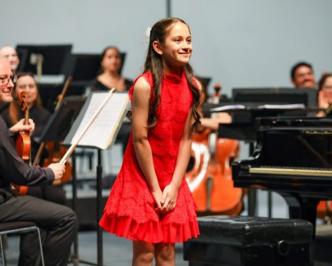 Victoria Dimov, pianista de 11 años y estudiante de FAMUS, deslumbró en el Teatro Universitario con obras tempranas del genio de Salzburgo, acompañada por la Orquesta de la UANL.