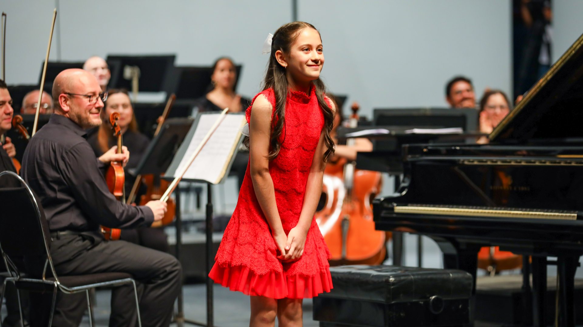 Victoria Dimov, pianista de 11 años y estudiante de FAMUS, deslumbró en el Teatro Universitario con obras tempranas del genio de Salzburgo, acompañada por la Orquesta de la UANL.
