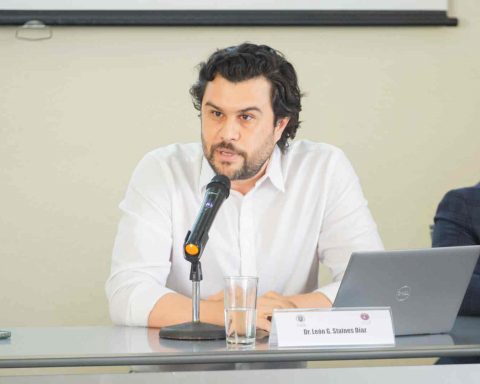 León Staines fue invitado a la UANL a charlar sobre las bondades de la resiliencia en contextos de vulnerabilidad urbana.