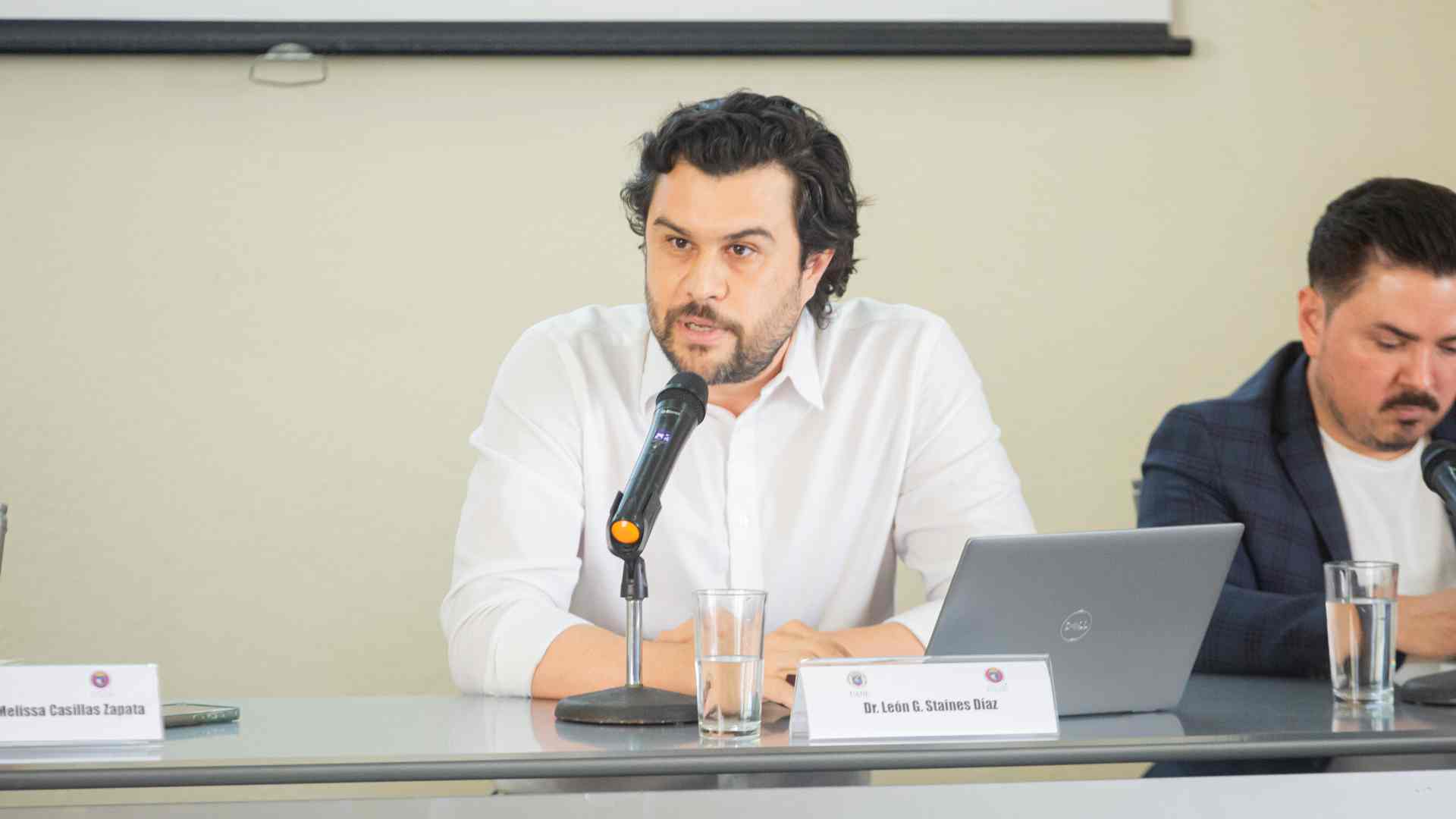 León Staines fue invitado a la UANL a charlar sobre las bondades de la resiliencia en contextos de vulnerabilidad urbana.