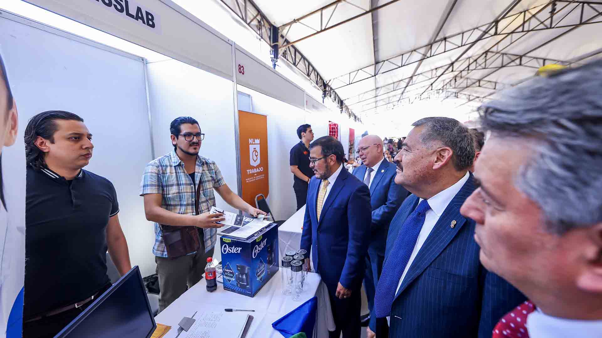 En el evento realizado en la Explanada de Rectoría el 12 de mayo se ofrecieron más de 2 mil vacantes en las ramas de la industria, medicina, educación, ingeniería, sector energético, diseño, emprendimiento, entre otras.