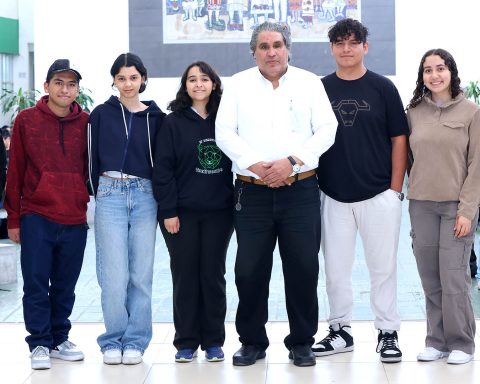 A pesar de que fue perdiendo gradualmente la vista desde que era estudiante, César Sordia logró terminar su carrera profesional y hoy cuenta con una trayectoria de 40 años como profesor de la Facultad de Ingeniería Mecánica y Eléctrica de la UANL.