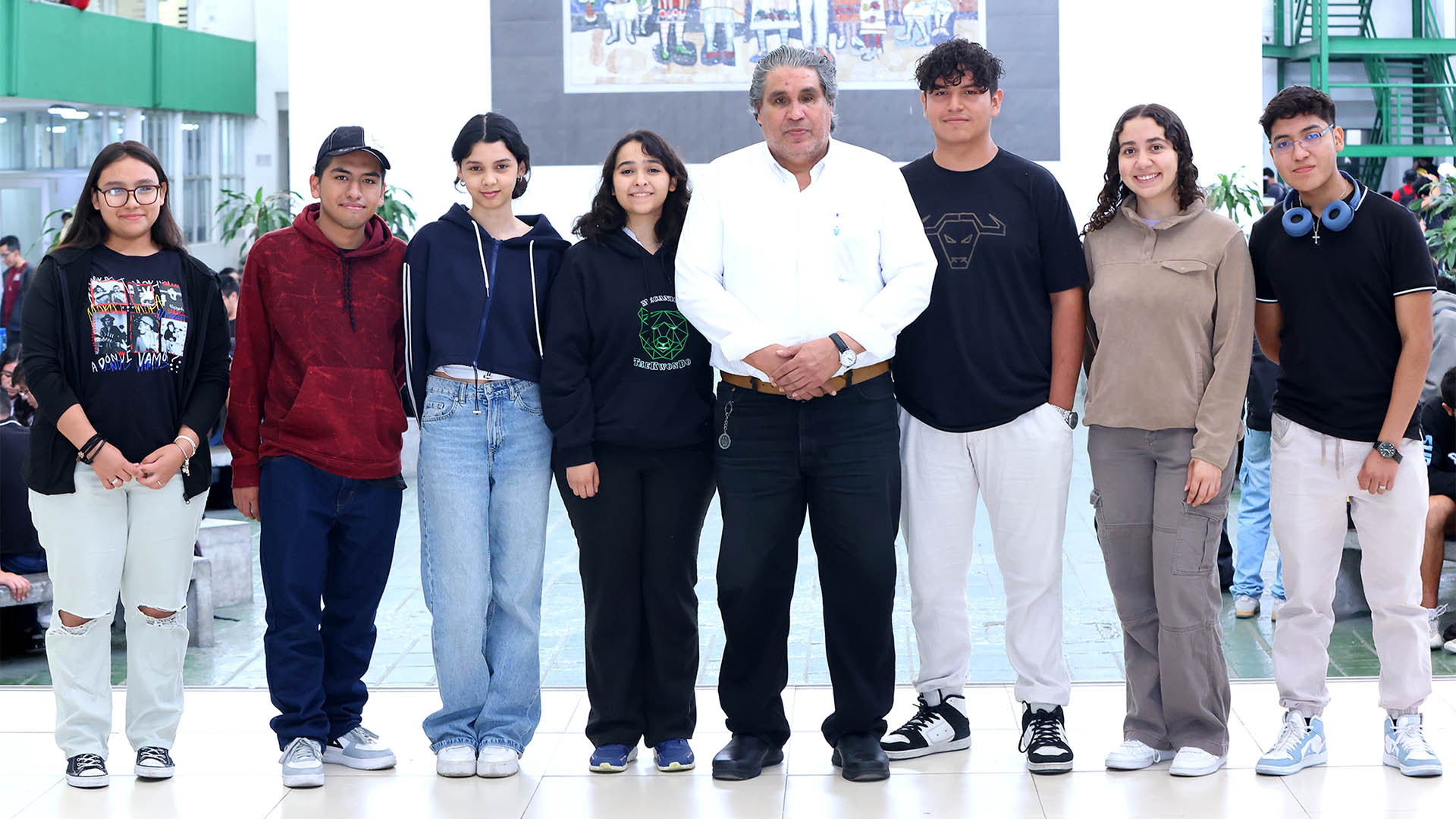 A pesar de que fue perdiendo gradualmente la vista desde que era estudiante, César Sordia logró terminar su carrera profesional y hoy cuenta con una trayectoria de 40 años como profesor de la Facultad de Ingeniería Mecánica y Eléctrica de la UANL.