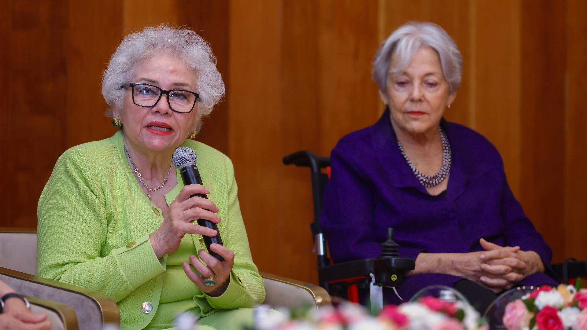 En la ceremonia de condecoración, a la científica de la UANL también se le otorgó una placa conmemorativa que se ubicará en el Paseo de la Mujer Mexicana ubicado en el Parque Fundidora.