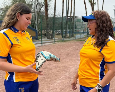 La entrenadora del equipo de softbol de Tigres comparte con su hija Yanina la pasión por el deporte. Juntas han logrado grandes triunfos para la UANL gracias a su disciplina y su entrega.