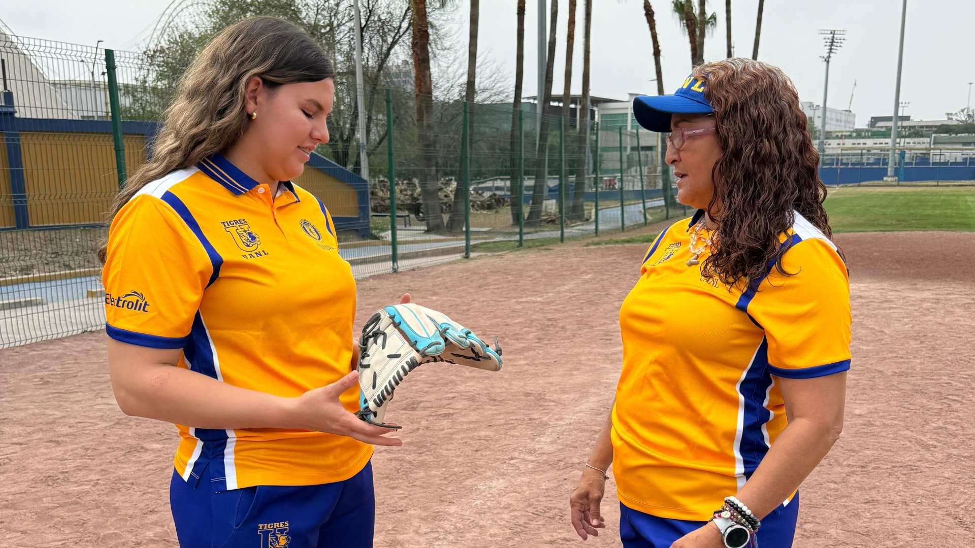 La entrenadora del equipo de softbol de Tigres comparte con su hija Yanina la pasión por el deporte. Juntas han logrado grandes triunfos para la UANL gracias a su disciplina y su entrega.